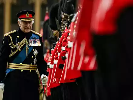 König Charles  III. (l) bei der Zeremonie in Windsor. - Foto: Ben Stansall/PA Wire/dpa