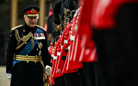 König Charles  III. (l) bei der Zeremonie in Windsor. - Foto: Ben Stansall/PA Wire/dpa