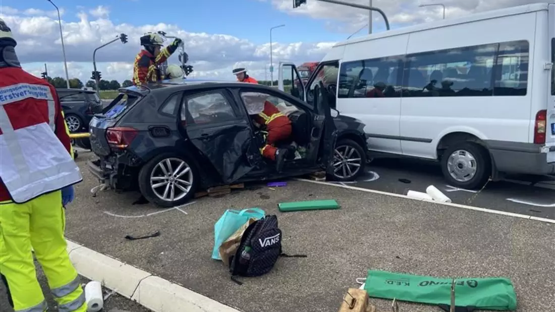 FW Düren: +++ Schwerer Verkehrsunfall mit 4 Verletzten auf der Kölner Landstraße ++* - Bild: presseportal.de