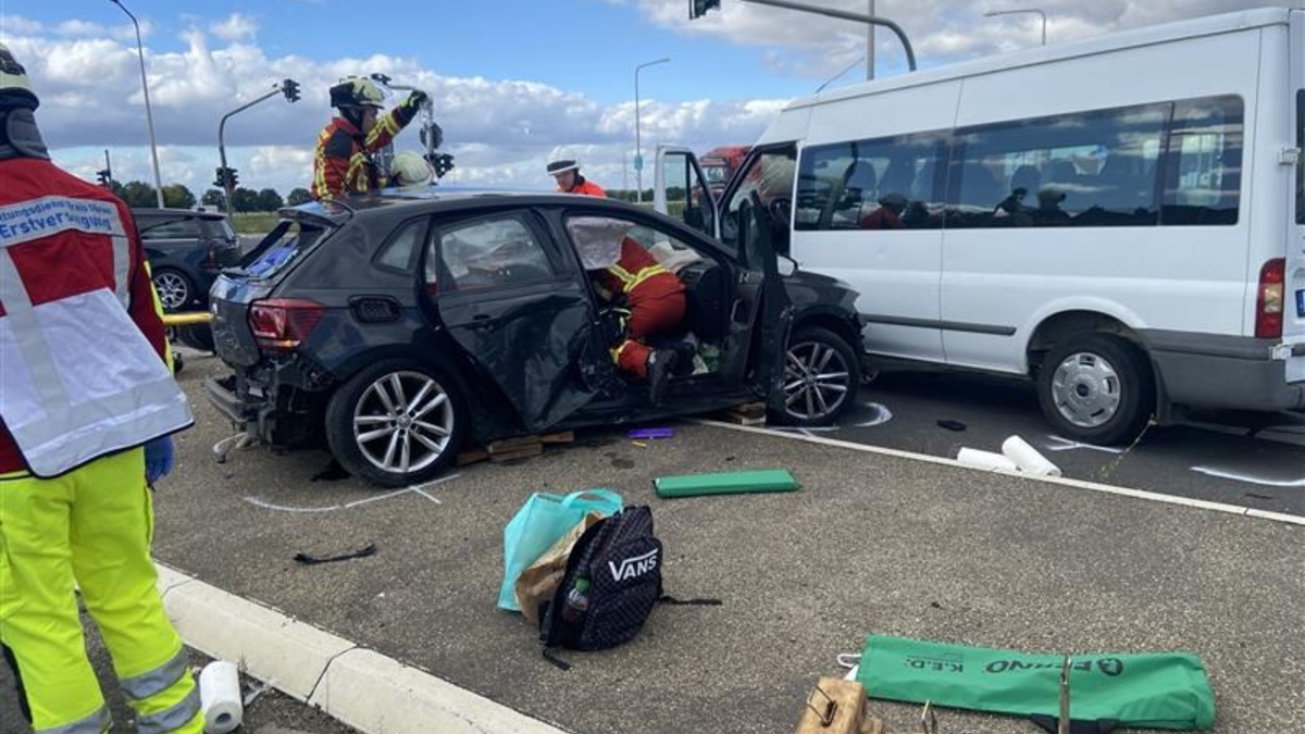 FW Düren: +++ Schwerer Verkehrsunfall mit 4 Verletzten auf der Kölner Landstraße ++* - Foto: presseportal.de