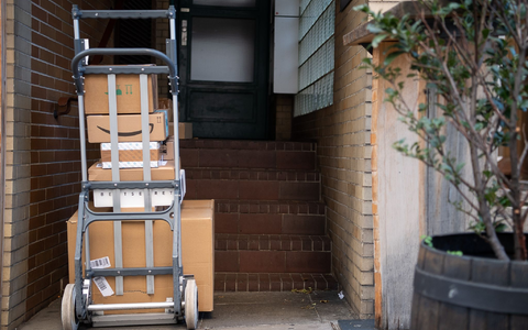 Gestapelte Pakete in einem Hauseingang. Das Postgesetz ist in seinen wesentlichen Teilen schon seit 1998 gültig. - Foto: Sebastian Gollnow/dpa