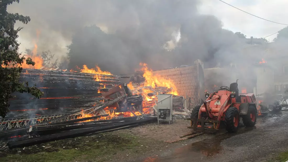 FW LK Leipzig: Brand einer Werkstatt mit Unterstand - Bild: presseportal.de