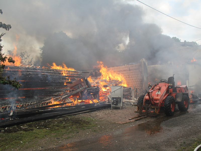 FW LK Leipzig: Brand einer Werkstatt mit Unterstand - Foto: presseportal.de