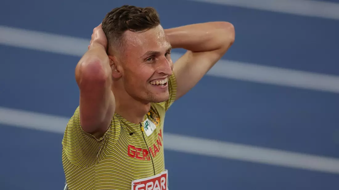 Persönliche Bestzeit und die Bronze-Medaille: Karl Bebendorf jubelt nach dem Lauf. - Bild: Oliver Weiken/dpa