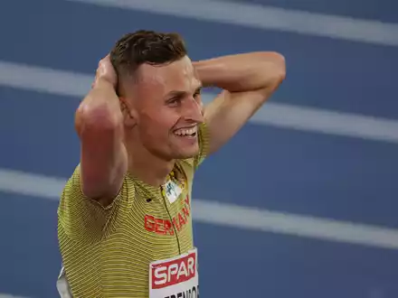 Persönliche Bestzeit und die Bronze-Medaille: Karl Bebendorf jubelt nach dem Lauf. - Foto: Oliver Weiken/dpa