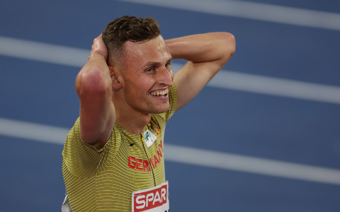 Persönliche Bestzeit und die Bronze-Medaille: Karl Bebendorf jubelt nach dem Lauf. - Foto: Oliver Weiken/dpa