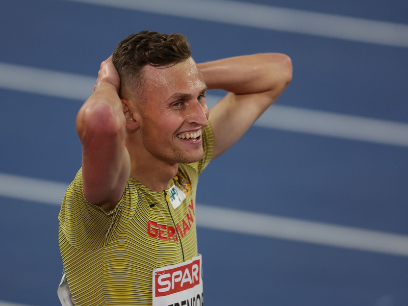 Persönliche Bestzeit und die Bronze-Medaille: Karl Bebendorf jubelt nach dem Lauf. - Foto: Oliver Weiken/dpa