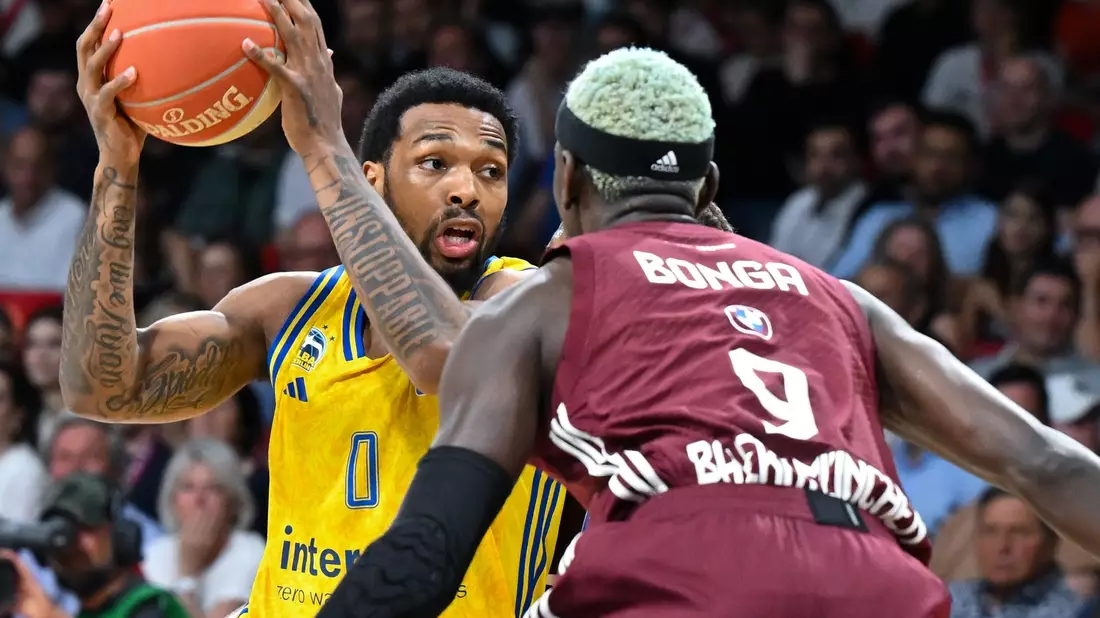 Bayerns Isaac Bonga (r) verteidigt gegen Albas Sterling Brown. - Bild: Sven Hoppe/dpa
