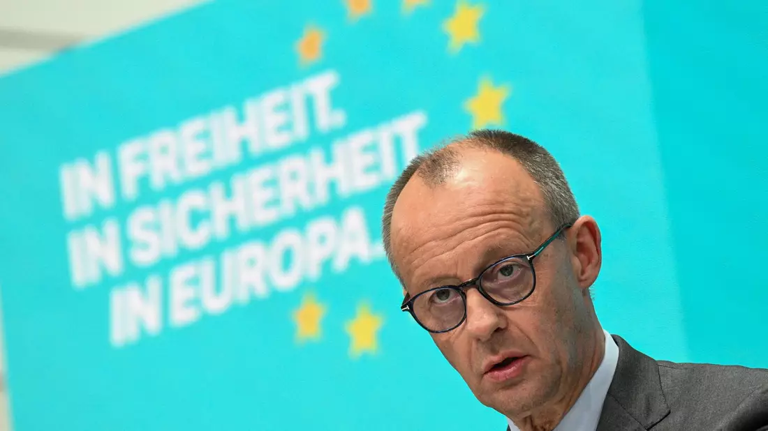 Friedrich Merz ist im ersten Wahlgang nicht zum Bundeskanzler gewählt worden - und der Dax gibt nach.  - Bild: Sebastian Gollnow/dpa
