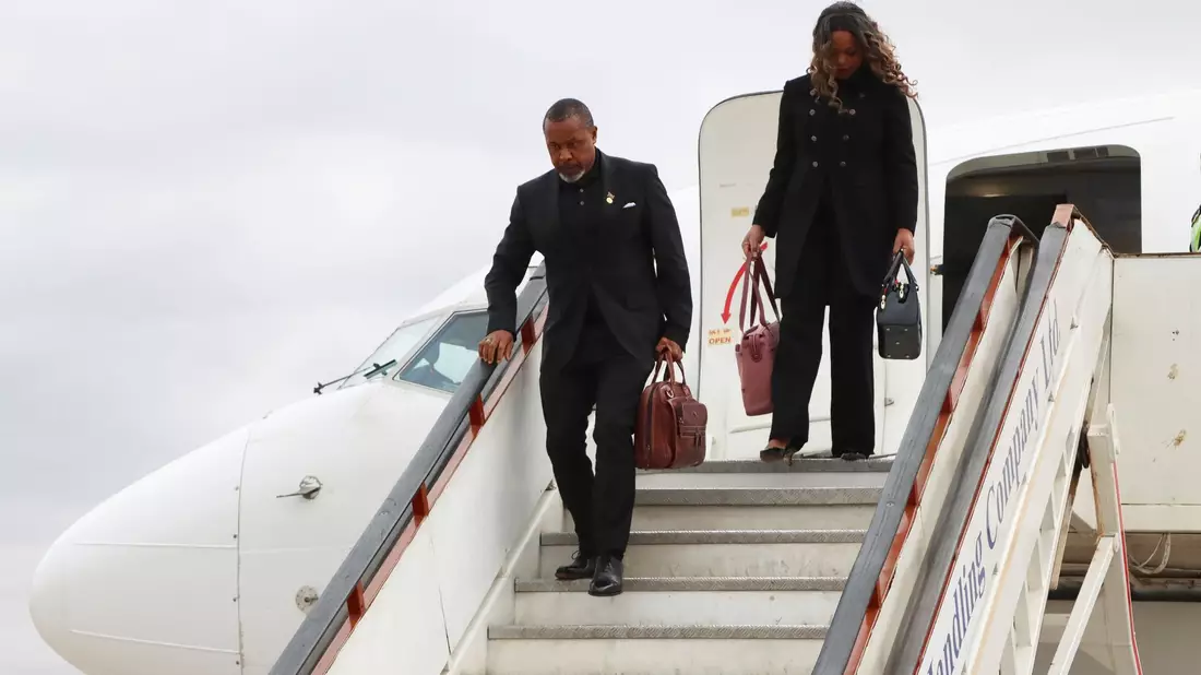 Das Flugzeug mit Malawis Vizepräsident Saulos Chilima (l) an Bord wird gesucht. - Bild: STR/AP