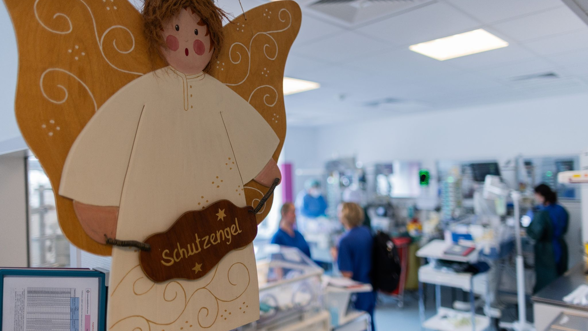 Auf Kinderintensivstationen dürfen Geschwister schon lange zu Besuch kommen. - Foto: Rolf Vennenbernd/dpa