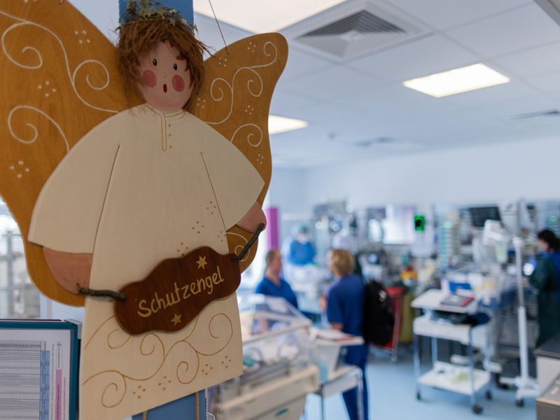 Auf Kinderintensivstationen dürfen Geschwister schon lange zu Besuch kommen. - Foto: Rolf Vennenbernd/dpa