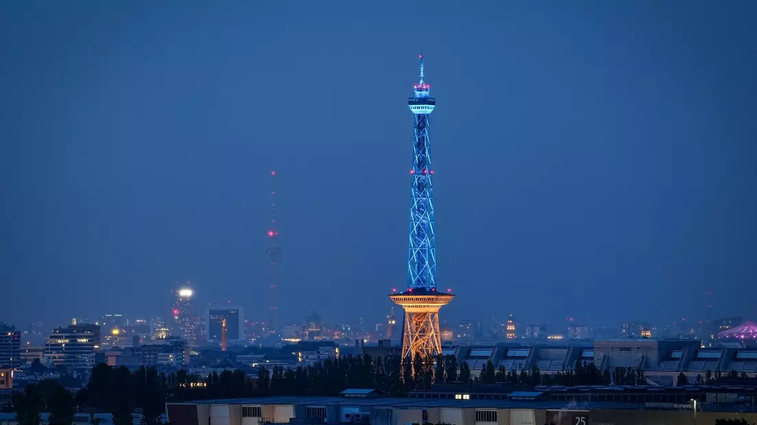 In Berlin findet die Ukraine-Wiederaufbaukonferenz statt. Als Zeichen der Solidarität erstrahlt der Funkturm in der Hauptstadt in Blau und Gelb. - Bild: Kay Nietfeld/dpa