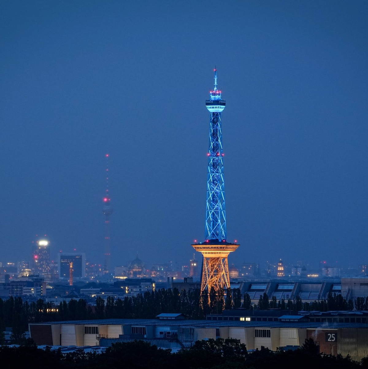 In Berlin findet die Ukraine-Wiederaufbaukonferenz statt. Als Zeichen der Solidarität erstrahlt der Funkturm in der Hauptstadt in Blau und Gelb. - Foto: Kay Nietfeld/dpa