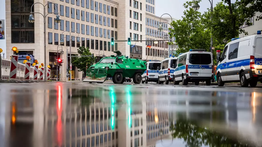 Die Polizei sorgt für Sicherheit: Zur Ukraine-Wiederaufbaukonferenz werden etwa 2000 Vertreter aus etwa 60 Ländern in Berlin erwartet. - Bild: Christoph Soeder/dpa