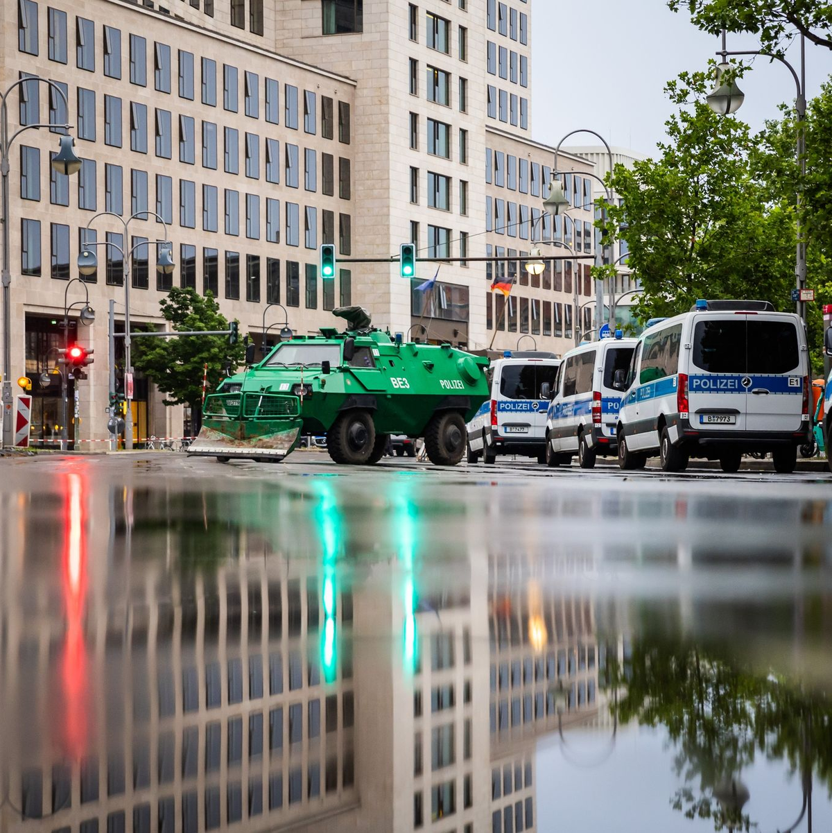 Die Polizei sorgt für Sicherheit: Zur Ukraine-Wiederaufbaukonferenz werden etwa 2000 Vertreter aus etwa 60 Ländern in Berlin erwartet. - Foto: Christoph Soeder/dpa