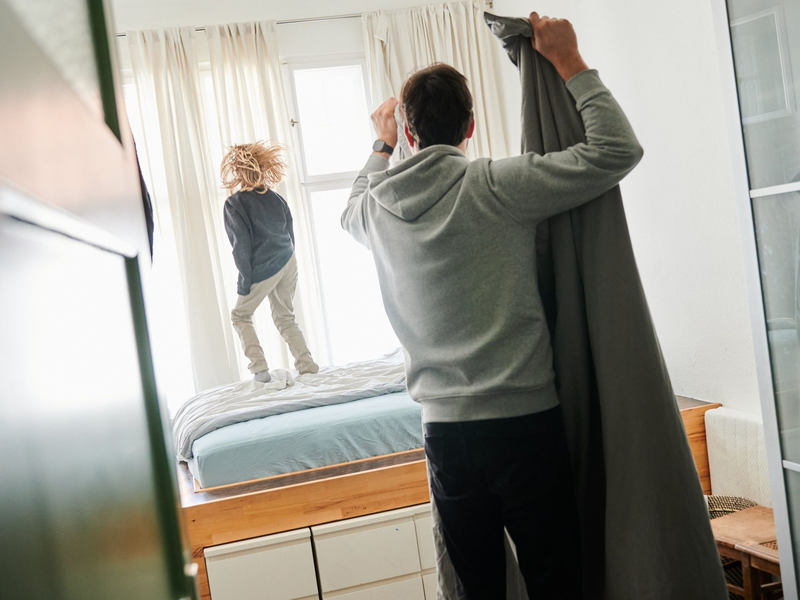 Im Jahr 2022 waren laut Statistischem Bundesamt nur 1,9 Prozent der Väter, deren jüngstes Kind unter sechs Jahren ist, in Elternzeit. - Foto: Annette Riedl/dpa