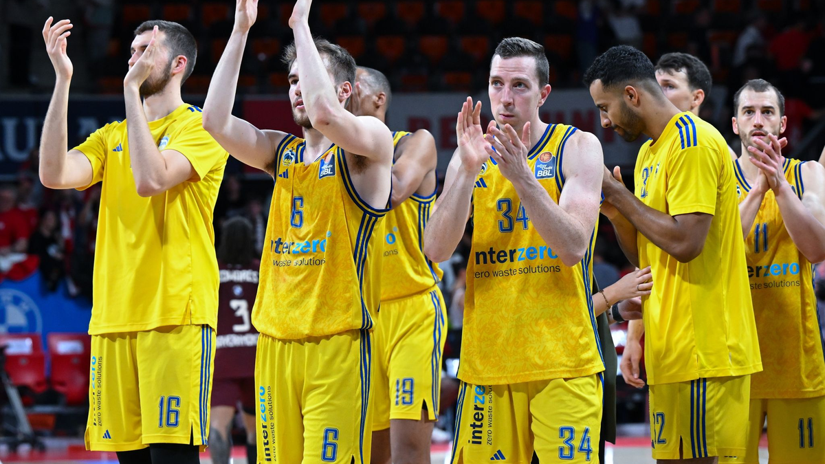 Die Alba-Spieler feiern den Sieg gegen den FC Bayern München. - Foto: Sven Hoppe/dpa