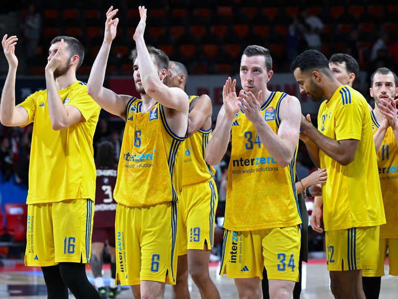 Die Alba-Spieler feiern den Sieg gegen den FC Bayern München. - Foto: Sven Hoppe/dpa