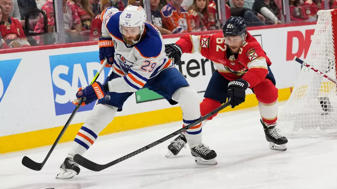 Leon Draisaitl (l) musste mit den Edmonton Oilers bereits die zweite Niederlage gegen die Florida Panthers hinnehmen. - Bild: Wilfredo Lee/AP