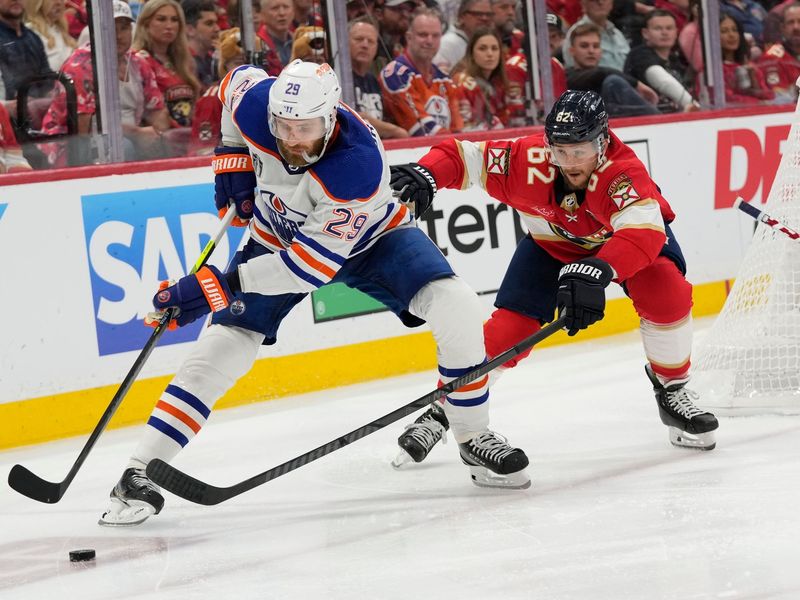 Leon Draisaitl (l) musste mit den Edmonton Oilers bereits die zweite Niederlage gegen die Florida Panthers hinnehmen. - Foto: Wilfredo Lee/AP