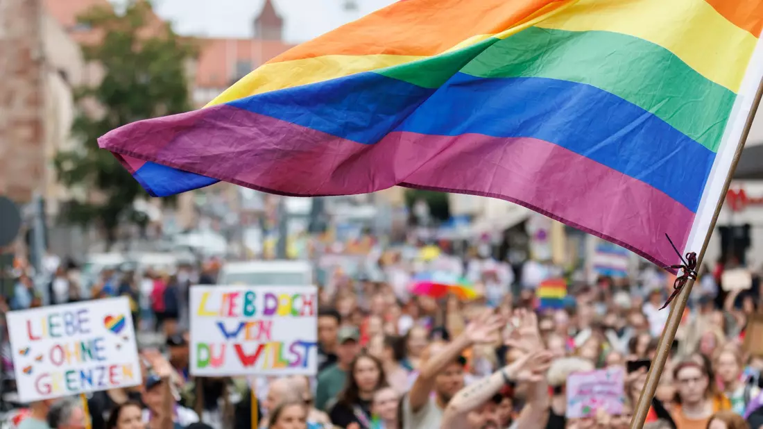 Der Juni gilt als sogenannter Pride Month. - Bild: Daniel Karmann/dpa