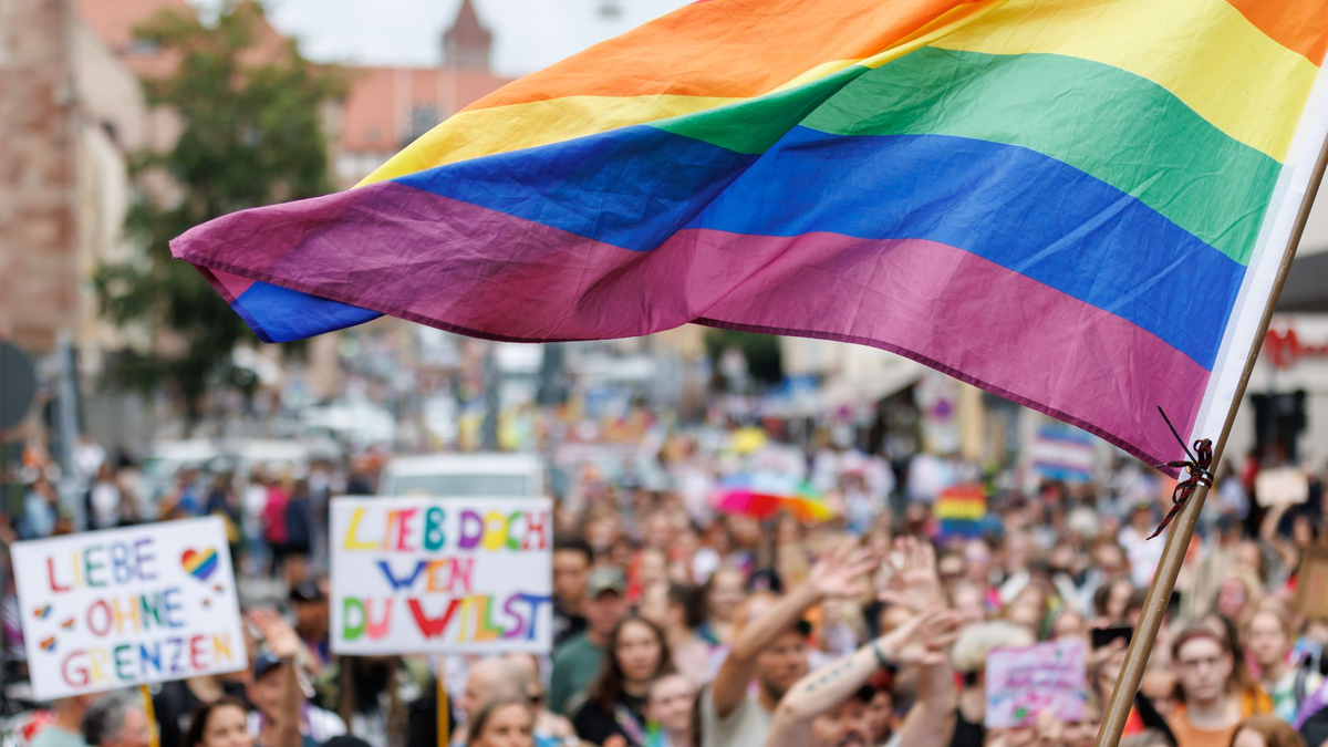 Der Juni gilt als sogenannter Pride Month. - Foto: Daniel Karmann/dpa