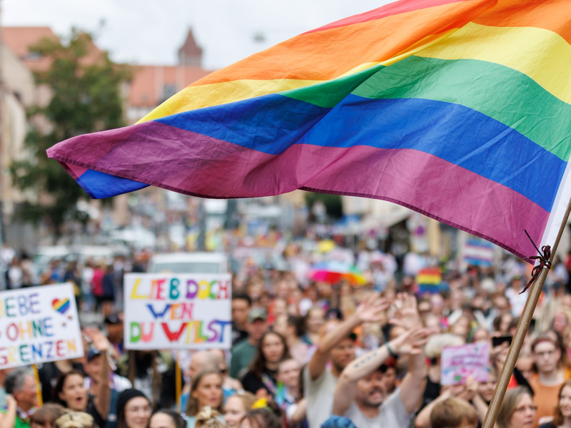 Der Juni gilt als sogenannter Pride Month. - Foto: Daniel Karmann/dpa