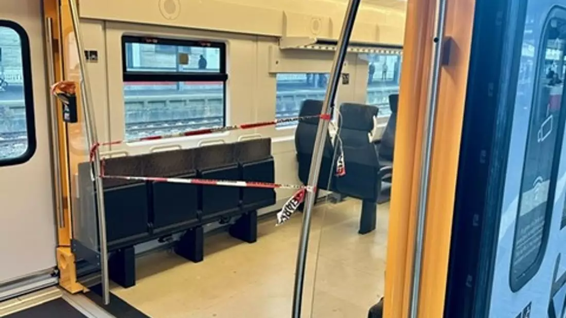 Die Spurensicherung hat ein Abteil einer Regionalbahn abgesperrt: Bei einer Messerattacke im Saarland ist ein 21 Jahre alter Mann verletzt worden. - Bild: Thorsten Kremers/dpa