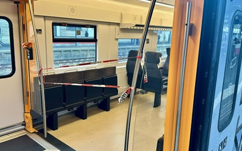 Die Spurensicherung hat ein Abteil einer Regionalbahn abgesperrt: Bei einer Messerattacke im Saarland ist ein 21 Jahre alter Mann verletzt worden. - Foto: Thorsten Kremers/dpa