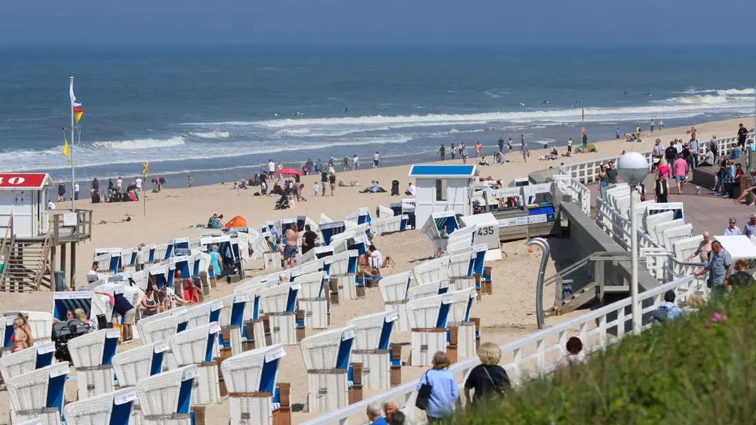 Strandkörbe am Strand von Westerland: Bei Übernachtungen von Reisenden aus dem Inland gab es im April ein deutliches Minus, bei ausländischen Gästen dagegen ein leichtes Plus. - Bild: Bodo Marks/dpa