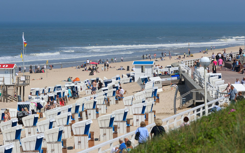 Strandkörbe am Strand von Westerland: Bei Übernachtungen von Reisenden aus dem Inland gab es im April ein deutliches Minus, bei ausländischen Gästen dagegen ein leichtes Plus. - Foto: Bodo Marks/dpa Strandkörbe am Strand von Westerland: Bei Übernachtungen von Reisenden aus dem Inland gab es im April ein deutliches Minus, bei ausländischen Gästen dagegen ein leichtes Plus. - Foto: Bodo Marks/dpa