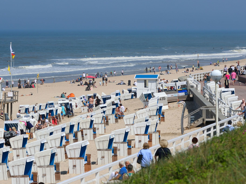 Strandkörbe am Strand von Westerland: Bei Ăbernachtungen von Reisenden aus dem Inland gab es im April ein deutliches Minus, bei auslĂ€ndischen GĂ€sten dagegen ein leichtes Plus. - Foto: Bodo Marks/dpa