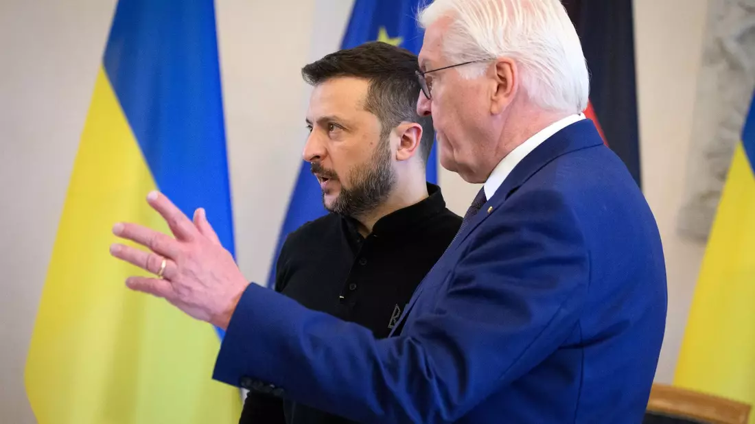 Bundespräsident Frank-Walter Steinmeier (r.) begrüßt Wolodymyr Selenskyj zu einem Gespräch im Schloss Bellevue. - Bild: Bernd von Jutrczenka/dpa