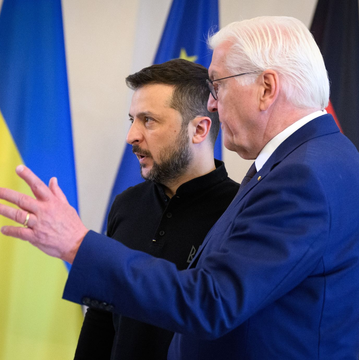 Bundespräsident Frank-Walter Steinmeier (r.) begrüßt Wolodymyr Selenskyj zu einem Gespräch im Schloss Bellevue. - Foto: Bernd von Jutrczenka/dpa