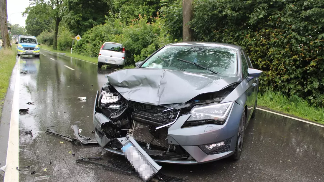 POL-RBK: Wermelskirchen - Zwei Verletzte bei Verkehrsunfall im Begegnungsverkehr - Bild: presseportal.de