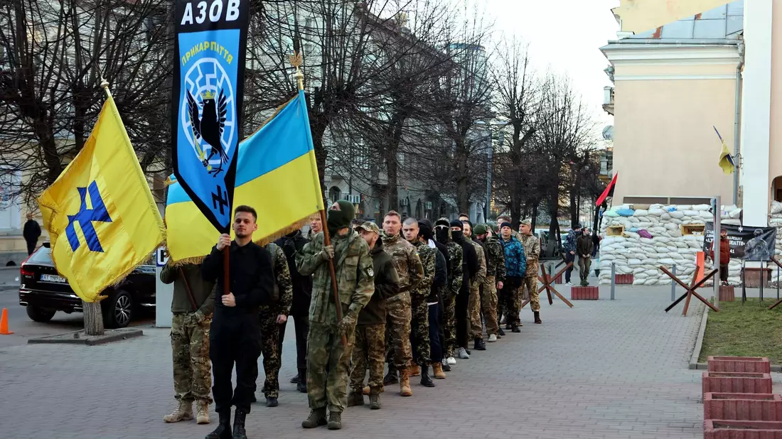 Mitglieder des in die Nationalgarde eingegliederten Regiments Asow-Prykarpattia: Die USA wollen der Asow-Brigade offenbar die Verwendung von US-Waffen gestatten. - Bild: Ukrinform/dpa