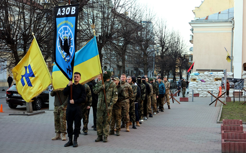 Mitglieder des in die Nationalgarde eingegliederten Regiments Asow-Prykarpattia: Die USA wollen der Asow-Brigade offenbar die Verwendung von US-Waffen gestatten. - Foto: Ukrinform/dpa Mitglieder des in die Nationalgarde eingegliederten Regiments Asow-Prykarpattia: Die USA wollen der Asow-Brigade offenbar die Verwendung von US-Waffen gestatten. - Foto: Ukrinform/dpa