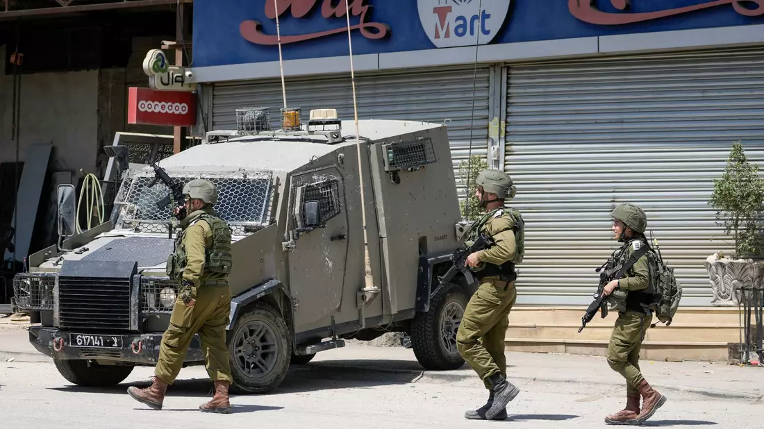 Israelische Militäroffiziere im Einsatz. - Bild: Majdi Mohammed/AP/dpa