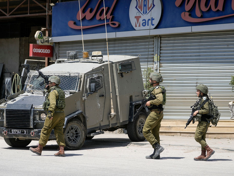 Israelische Militäroffiziere im Einsatz. - Foto: Majdi Mohammed/AP/dpa