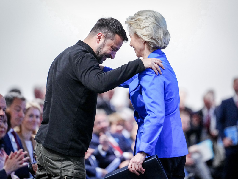 EU-Kommissionschefin Ursula von der Leyen und der ukrainische PrÀsident Wolodymyr Selenskyj. - Foto: Kay Nietfeld/dpa