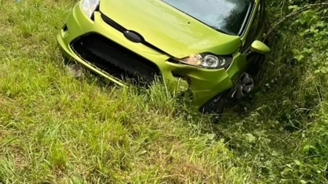 POL-HX: Pkw kommt von der Straße ab - Fahrer bleibt unverletzt - Bild: presseportal.de
