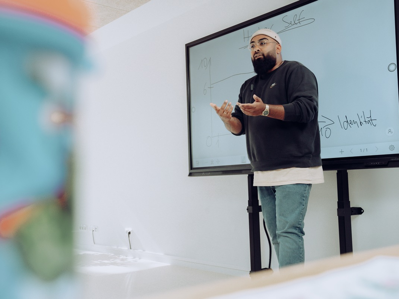 Das überlastete Kita-System - Stevan Bimbasic vom Institut für Feelgood Bildung verrät, an welchen Stellschrauben gedreht werden muss, um Mitarbeiter zu entlasten - Foto: presseportal.de