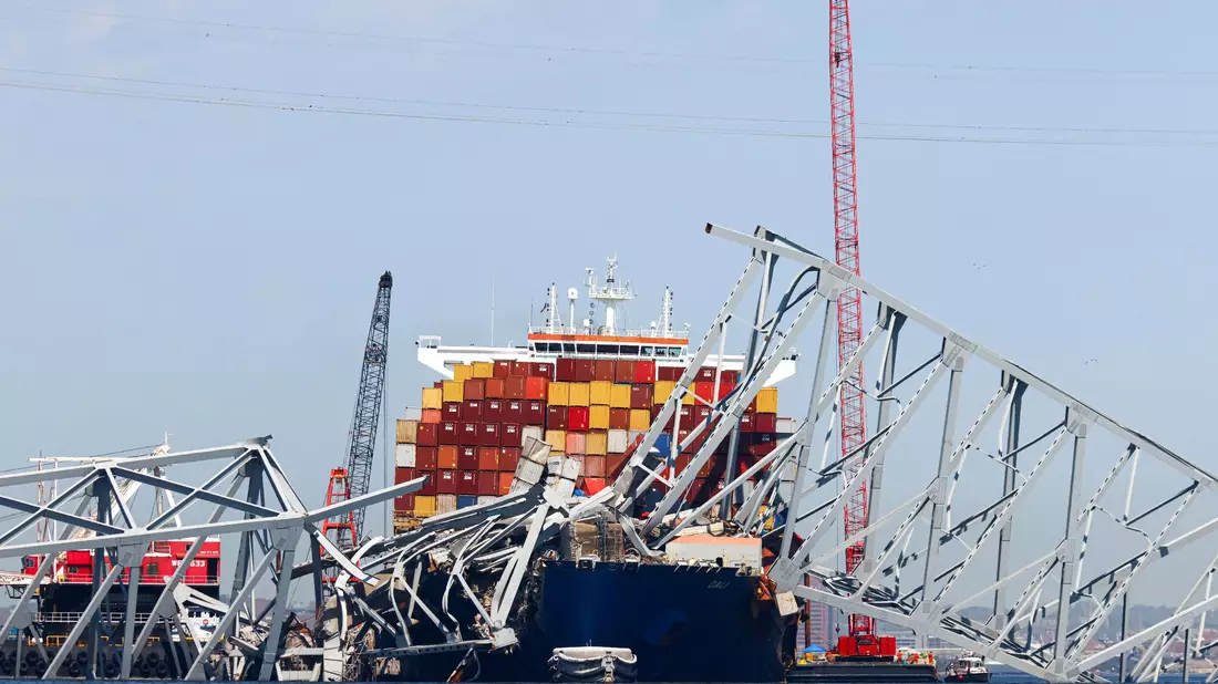 Die eingestürzte Francis-Scott-Key-Brücke liegt auf dem Containerschiff «Dali» (Archiv). Der Frachter wurde im Mai von der Unfallstelle geschleppt. (Archivbild) - Bild: Julia Nikhinson/AP/dpa