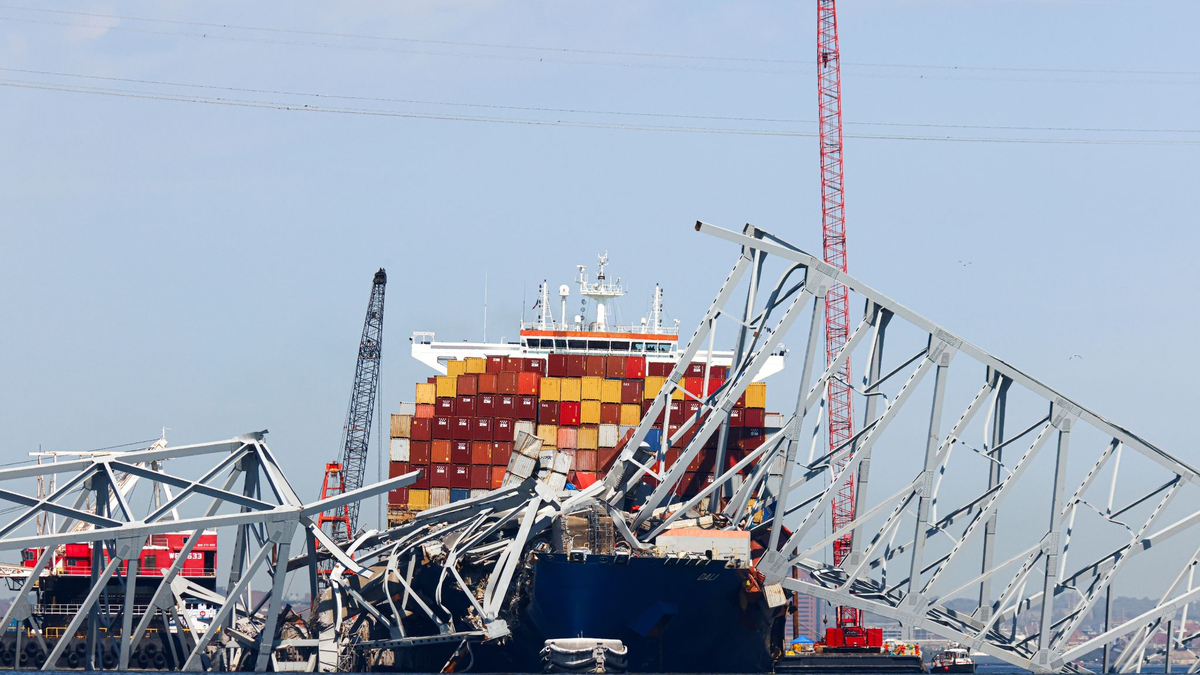 Die eingestürzte Francis-Scott-Key-Brücke liegt Mitte April auf dem Containerschiff Dali. Jetzt ist die Hafeneinfahrt wieder vollständig befahrbar. - Foto: Julia Nikhinson/AP/dpa