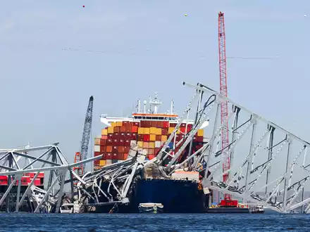 Die eingestürzte Francis-Scott-Key-Brücke liegt Mitte April auf dem Containerschiff Dali. Jetzt ist die Hafeneinfahrt wieder vollständig befahrbar. - Foto: Julia Nikhinson/AP/dpa