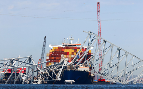 Die eingestürzte Francis-Scott-Key-Brücke liegt auf dem Containerschiff «Dali» (Archiv). Der Frachter wurde im Mai von der Unfallstelle geschleppt. (Archivbild) - Foto: Julia Nikhinson/AP/dpa Die eingestürzte Francis-Scott-Key-Brücke liegt auf dem Containerschiff «Dali» (Archiv). Der Frachter wurde im Mai von der Unfallstelle geschleppt. (Archivbild) - Foto: Julia Nikhinson/AP/dpa