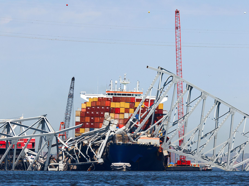 Die eingestürzte Francis-Scott-Key-Brücke liegt auf dem Containerschiff «Dali» (Archiv). Der Frachter wurde im Mai von der Unfallstelle geschleppt. (Archivbild) - Foto: Julia Nikhinson/AP/dpa
