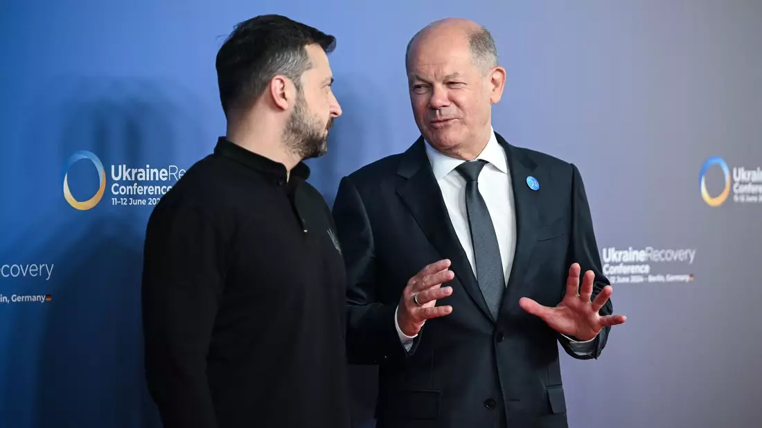 Bundeskanzler Olaf Scholz (r.) und der ukrainische Wolodymyr Selenskyj bei der Internationalen Konferenz zum Wiederaufbau der Ukraine. - Bild: Britta Pedersen/dpa