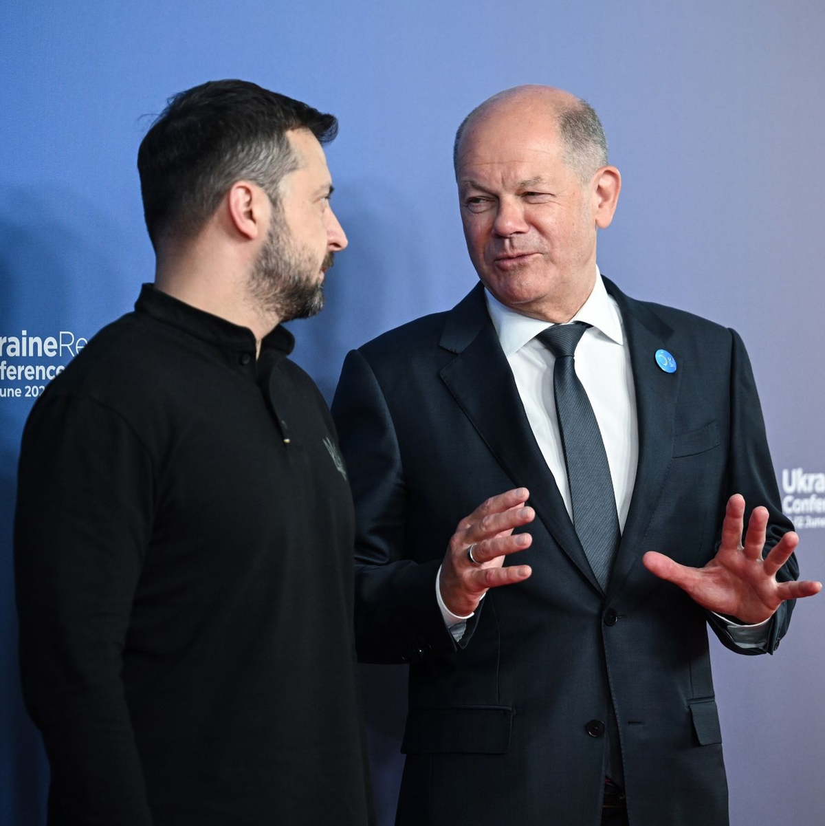 Bundeskanzler Olaf Scholz (r.) und der ukrainische Wolodymyr Selenskyj bei der Internationalen Konferenz zum Wiederaufbau der Ukraine. - Foto: Britta Pedersen/dpa